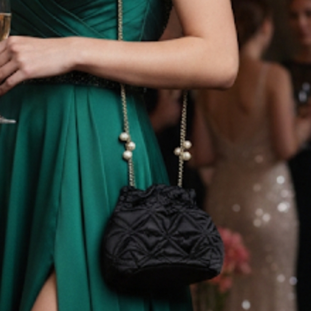 🌟NWOT Black Small Night Bag With Gold Chain And Pearl Accents - Picture 8 of 8